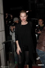 组图：超模凯特莫斯现身香港 黑装亮相神秘时尚