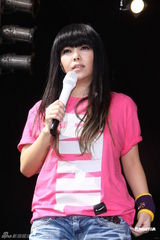 组图：张惠妹助阵公益活动 T恤短裤尽显青春活力