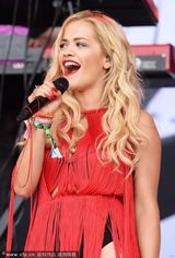 组图：丽塔-欧拉献唱音乐节布条裙性感逼人