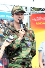 高清组图：赵仁成退役帅气依旧 行军礼告别军队