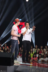 组图：谢霆锋坐镇快男广州 颠覆冷酷形象变温情