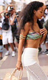 组图：蕾哈娜比基尼搭配镂空裙现身法国