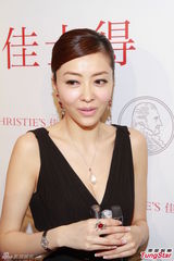 组图：熊黛林活动低胸爆乳 否认恋同性密友