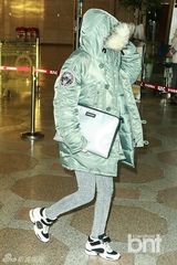 组图：KARA赴日开唱现身机场 具荷拉裹大衣