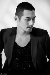 组图：严宽成功转型硬汉 黑白写真粗犷中铁汉柔情