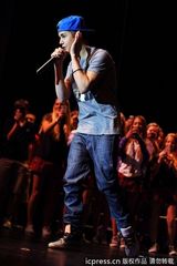 组图：贾斯汀-比伯现身校园被少女粉丝熊抱