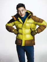 高清图：刘亚仁高俊熙冬装写真演绎温暖休闲风