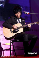 幻灯组图：李宇春韩红不务正业聊火锅 王蓉容貌大变