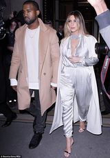 组图：金卡戴珊白毛衣米色裤外出 肥臀身材走样