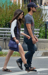 组图:狼人泰勒与大6岁女星约会 十指紧扣秀恩爱