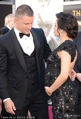 组图：奥斯卡红毯-钱宁-塔图姆热吻怀孕娇妻