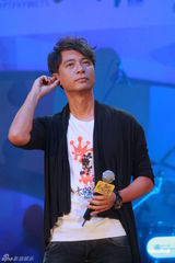 组图：李克勤郑欣宜开唱 鼓励年青人追梦