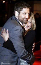 幻灯图：安妮斯顿巴特勒亲密亮相《赏金猎人》首映