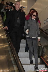 组图：韩星宋智孝三度访港 架黑超维持酷模样