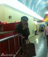 组图：Lucas随柏芝体验亲子游戏 鼻梁擦伤乐此不疲