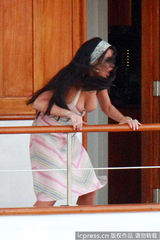 组图：林赛着爆乳吊带裙撕打不慎露半球