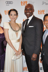 组图：章子怡裸色礼服亮相搭配复古发型