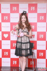 组图：嫩模穿内衣比拼 “小山丘”不敌爆乳