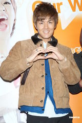 组图：歌手阿BEN闪婚现场热吻 罗志祥江美琪祝贺