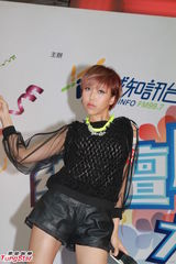组图：阿娇短裙现身原创歌大热唱