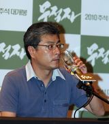 高清图：吴宇森访韩记者会 无敌者导演出席