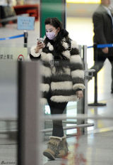 独家：李晨张馨予同日回京 分开出现玩手机