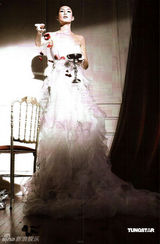 幻灯图集：混血名模Danielle产后复出 变身潮妈