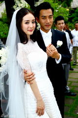 杨幂刘恺威完婚当众热吻 新娘洒泪双方父母到场