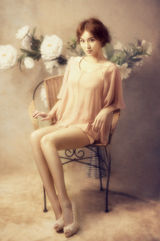 组图：赵晨妍油画唯美写真 画卷中走出的俏佳人