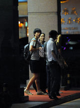 组图：王菲与友人聚餐 饭店门口有说有笑