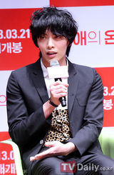 组图：《恋爱的温度》发布 金敏熙紧身裙显身材