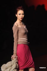 组图：名模庄思敏为时装展走秀 完美展现民族风