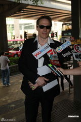 杜丽莎被告拖欠工资 其夫到庭应讯双方未达成和解