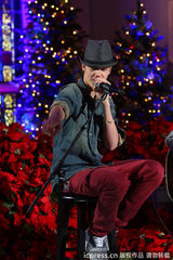 组图：贾斯汀-比伯录制新年晚会置身花海帅气迷人