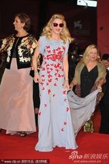 组图：《W.E》首映 麦当娜裙装娇嫩金发红唇美艳