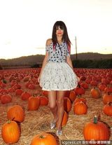 组图：赛琳娜化身乡村妙龄少女 南瓜地亲稻草人