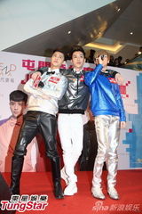 组图：JPM元旦赴港受惊吓 被女粉丝前后夹抱