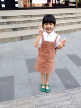 组图：童年小龙女演员超萌生活照 可爱似洋娃娃