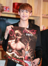 高清组图：韩组合2PM出席代言活动 穿正装帅气有型