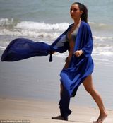 组图：卡戴珊泰国海滩度假 比基尼难掩丰乳肥臀