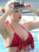 组图：美女健身教练珍妮佛火红比基尼大秀股沟