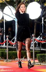 组图：李钟硕GD等闪耀颁奖红毯 女偶像尴尬跌倒