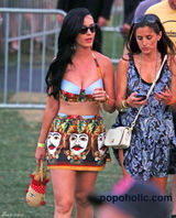 组图：水果姐亮相派对春意盎然 紧身胸衣秀乳沟