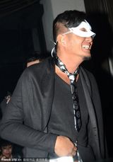 组图:5旬孙兴夜店会神秘女 女郎豪放裸露无下限