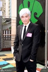 高清图：《飞女》剧组搞怪宣传 蔡少芬演活港女角色