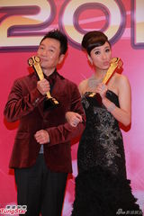 组图：黎耀祥三夺视帝杨怡封后 后台合影亲吻奖杯