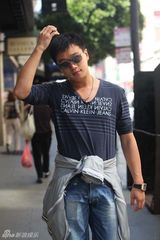 组图：佟大为戴墨镜现身美国 忙里偷闲逛旧金山