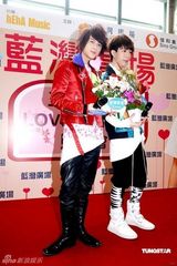 幻灯组图：棒棒堂为粉丝化妆 王子曾险遭粉丝强吻