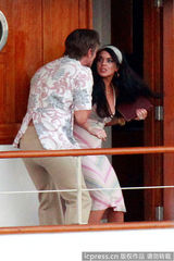 组图：林赛着爆乳吊带裙撕打不慎露半球