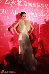 幻灯组图：江一燕派对连轴转 扮完“卡门”变女神